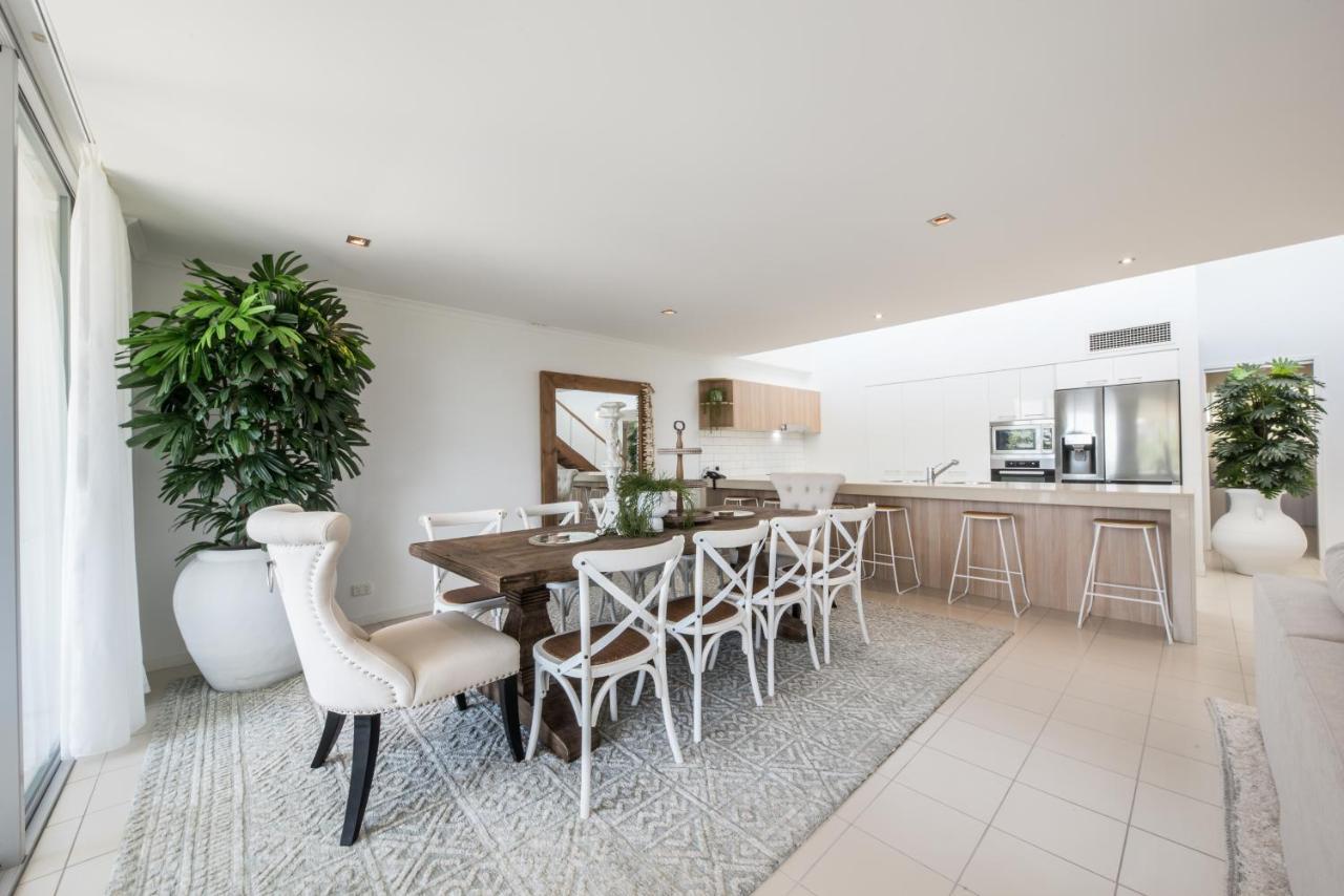At Marina Shores Airlie Beach Extérieur photo A staged dining room