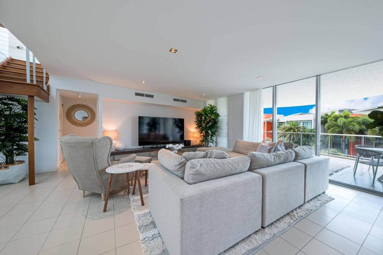 At Marina Shores Airlie Beach Extérieur photo Living room