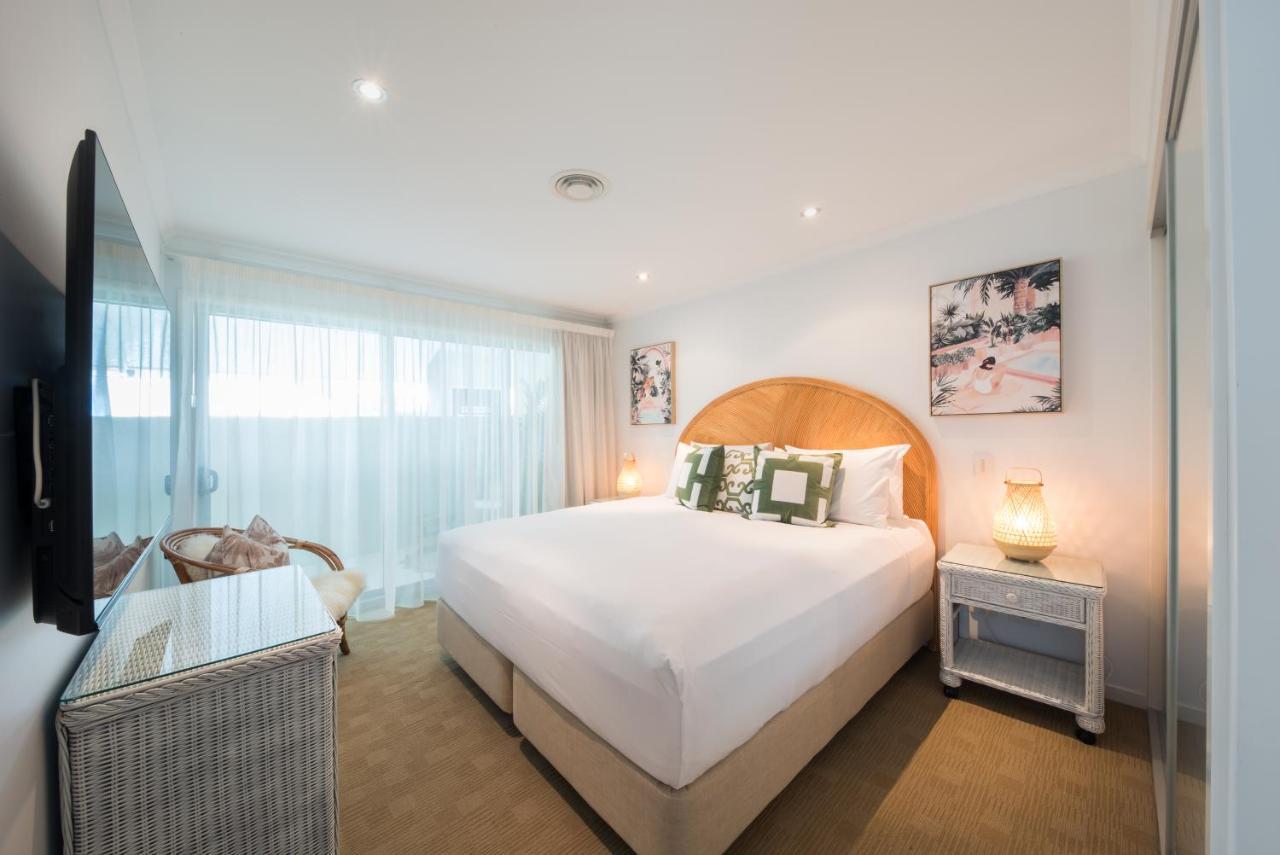 At Marina Shores Airlie Beach Extérieur photo A bedroom at the hotel