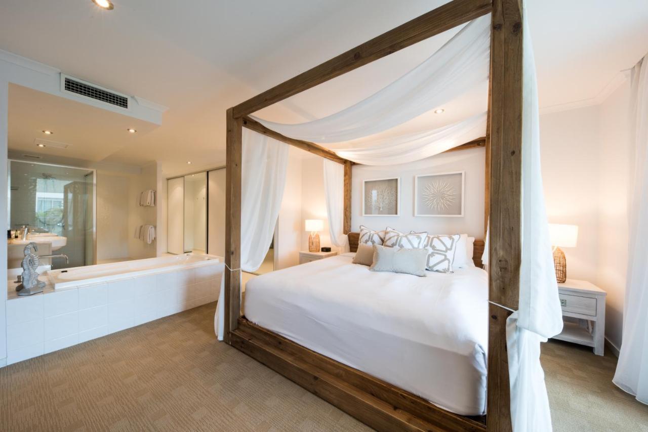 At Marina Shores Airlie Beach Extérieur photo A four-poster bed