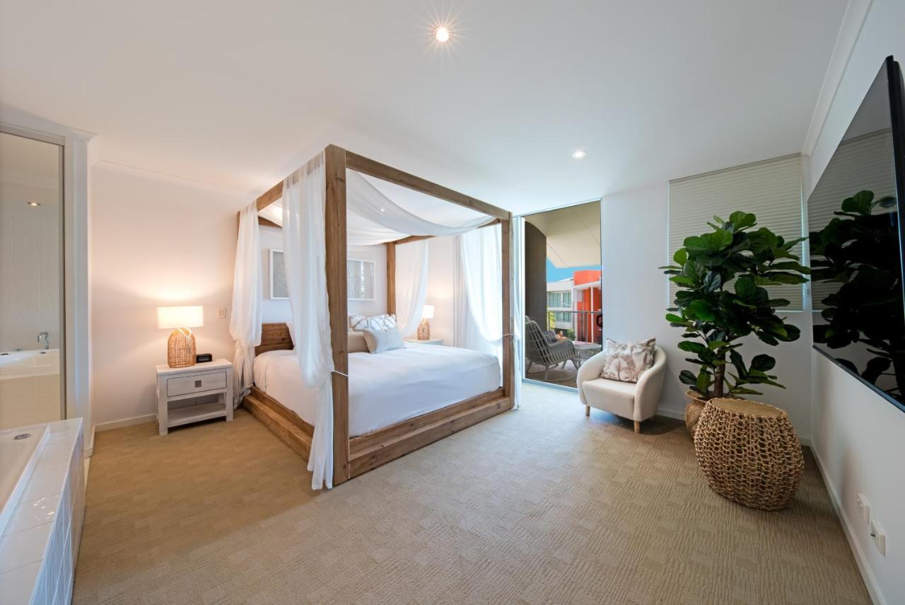 At Marina Shores Airlie Beach Extérieur photo A bedroom in a house