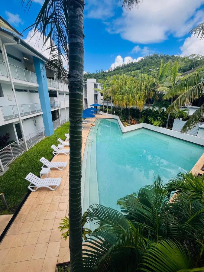 At Marina Shores Airlie Beach Extérieur photo The pool at the hotel