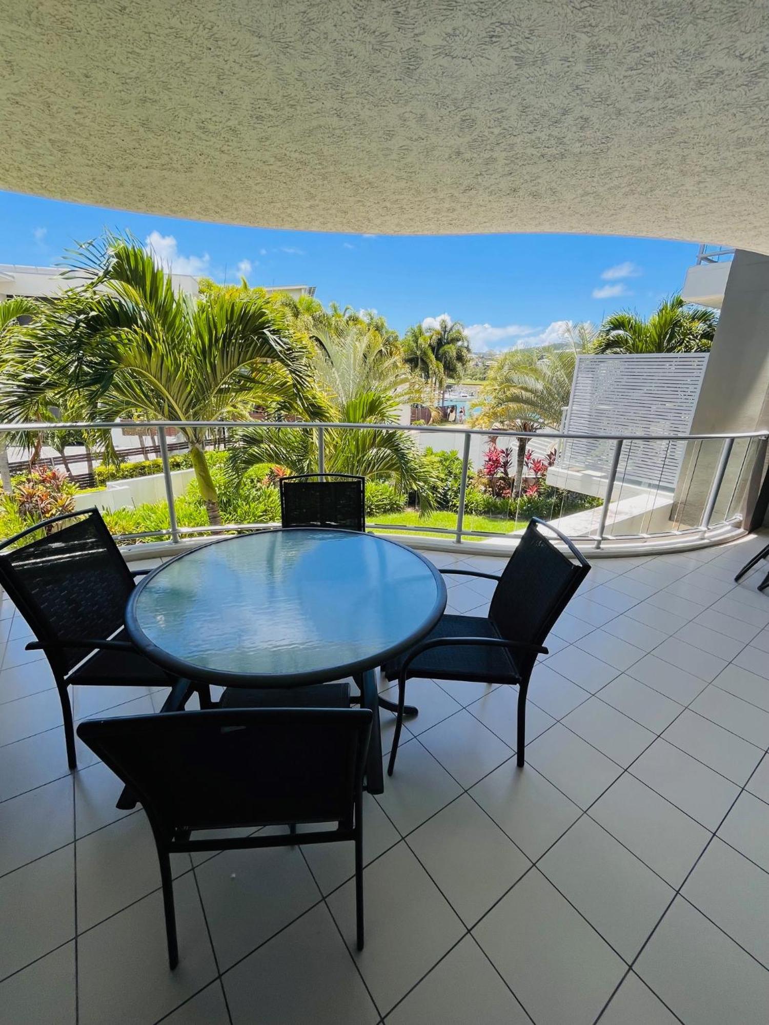 At Marina Shores Airlie Beach Extérieur photo A balcony at the Sheraton Resort