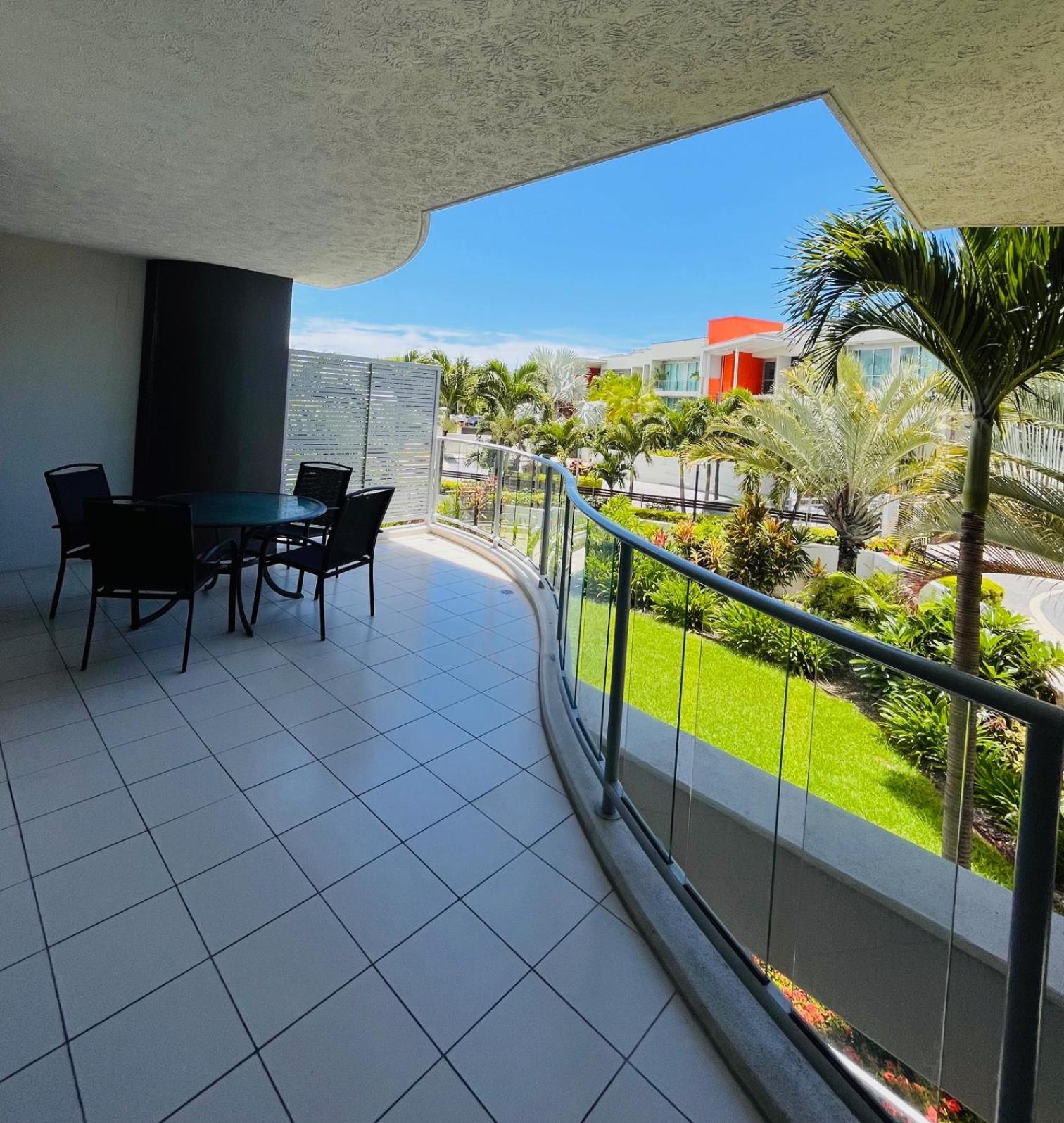 At Marina Shores Airlie Beach Extérieur photo Balcony of a condo in Florida