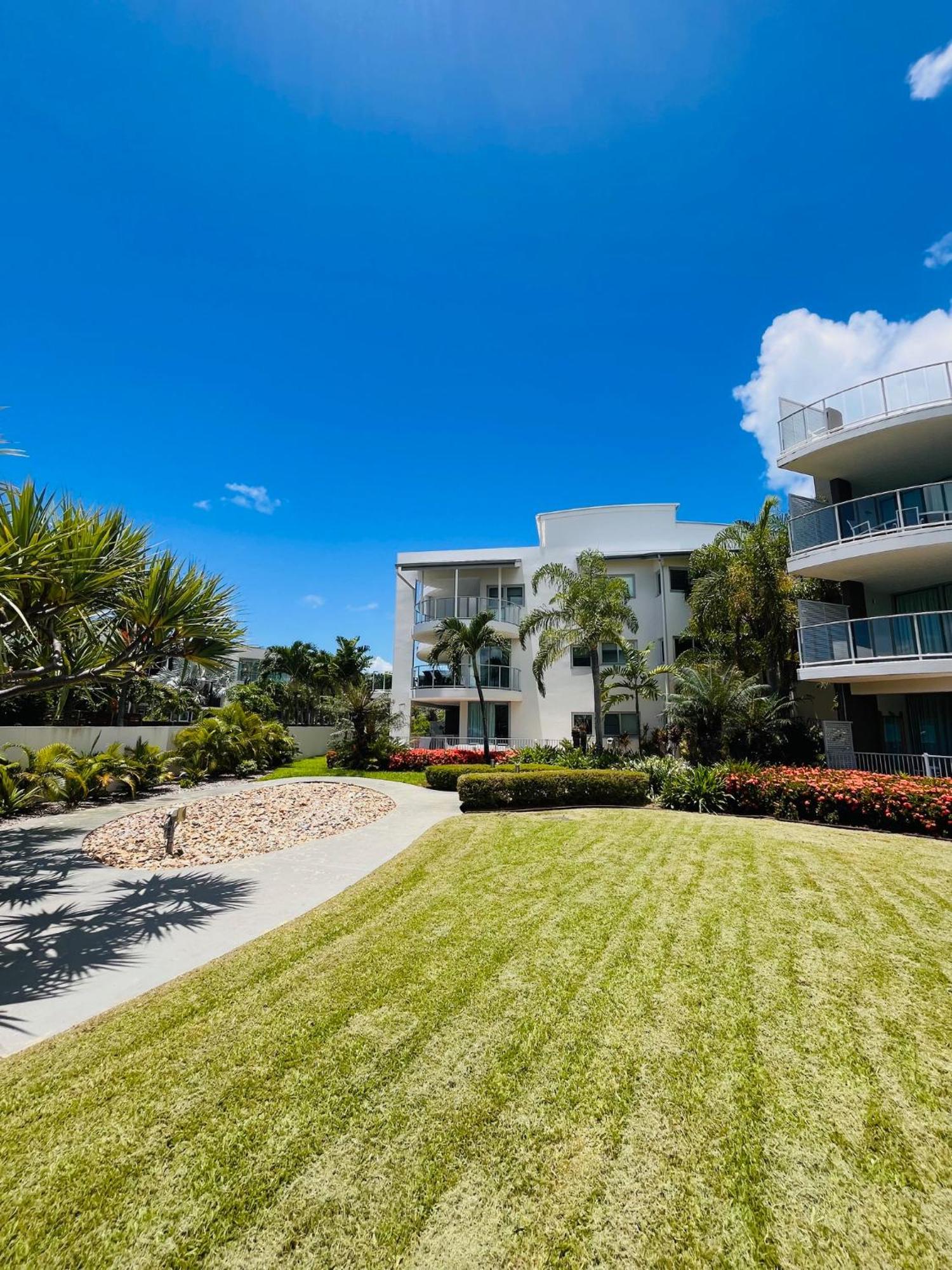 At Marina Shores Airlie Beach Extérieur photo The grounds of the Ritz-Carlton, South Beach