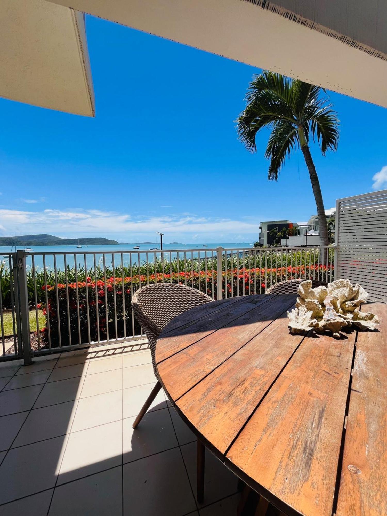 At Marina Shores Airlie Beach Extérieur photo View of the bay from a house in the suburb of Scarborough