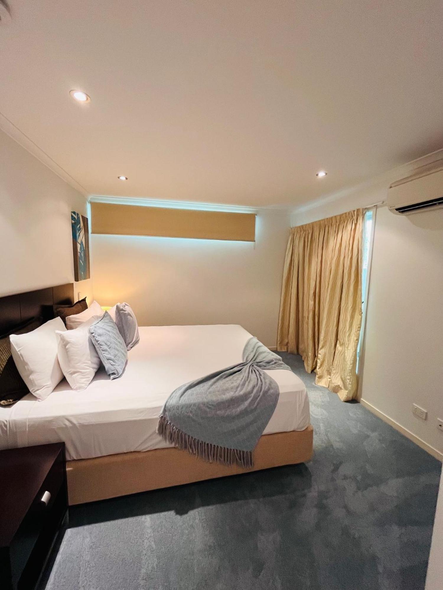 At Marina Shores Airlie Beach Extérieur photo A bedroom at the hotel