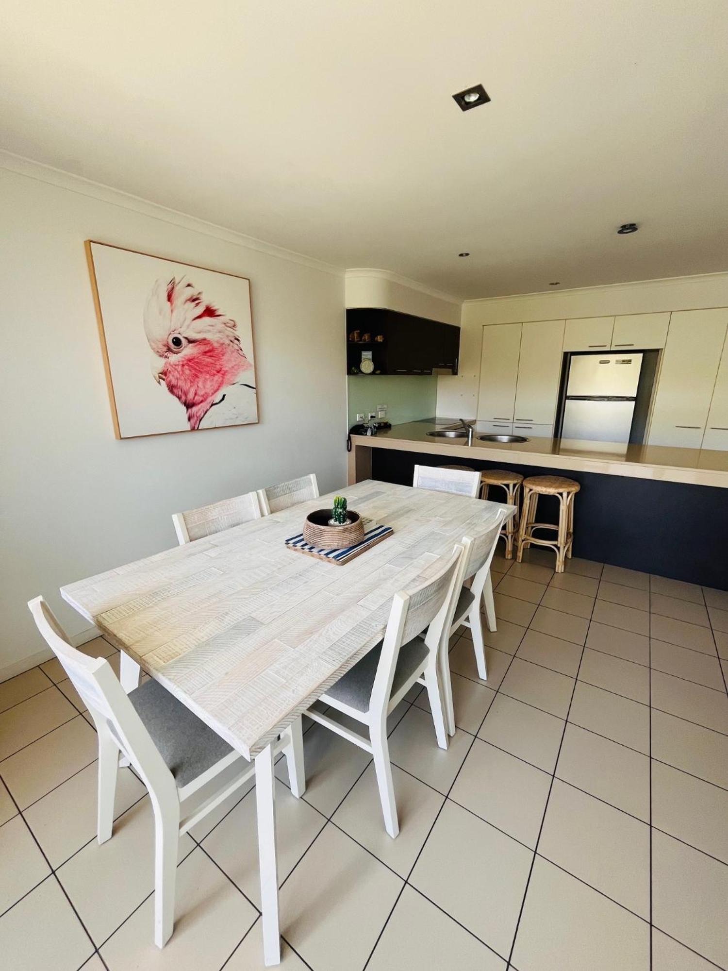 At Marina Shores Airlie Beach Extérieur photo A kitchen and dining room
