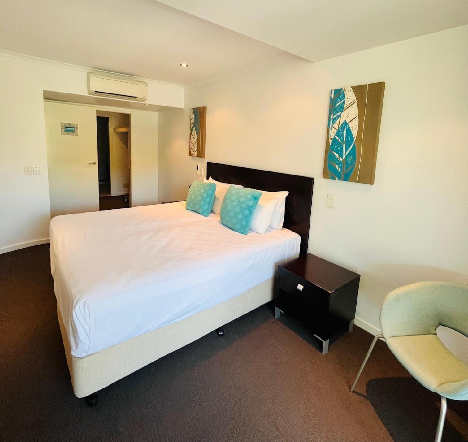 At Marina Shores Airlie Beach Extérieur photo A bedroom at the hotel