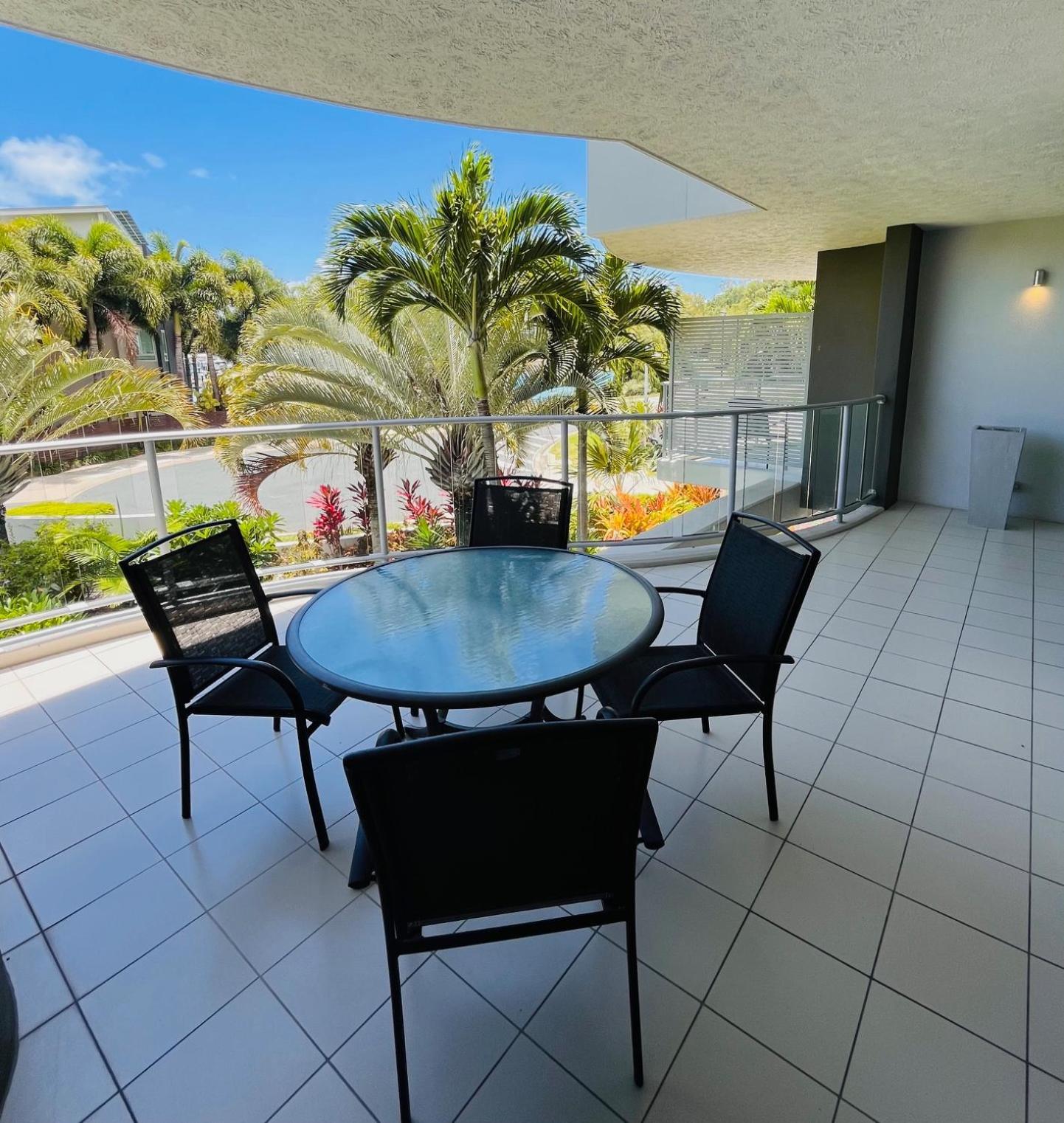 At Marina Shores Airlie Beach Extérieur photo A balcony in a residential apartment