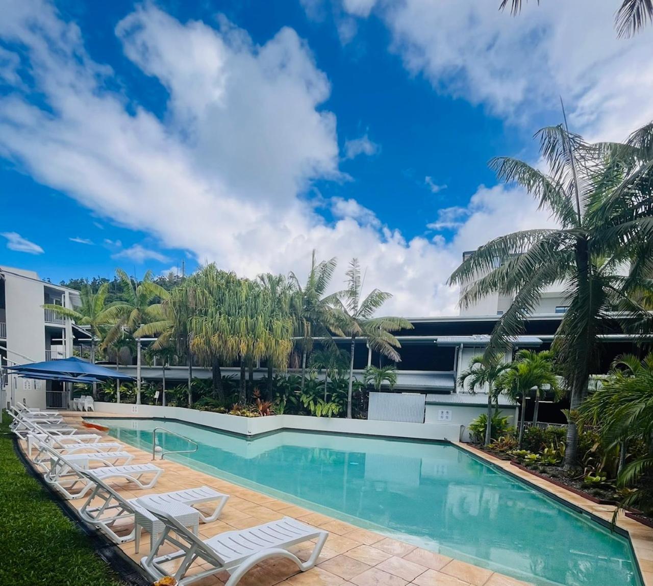 At Marina Shores Airlie Beach Extérieur photo The pool at the Mantra on Saltwater Island