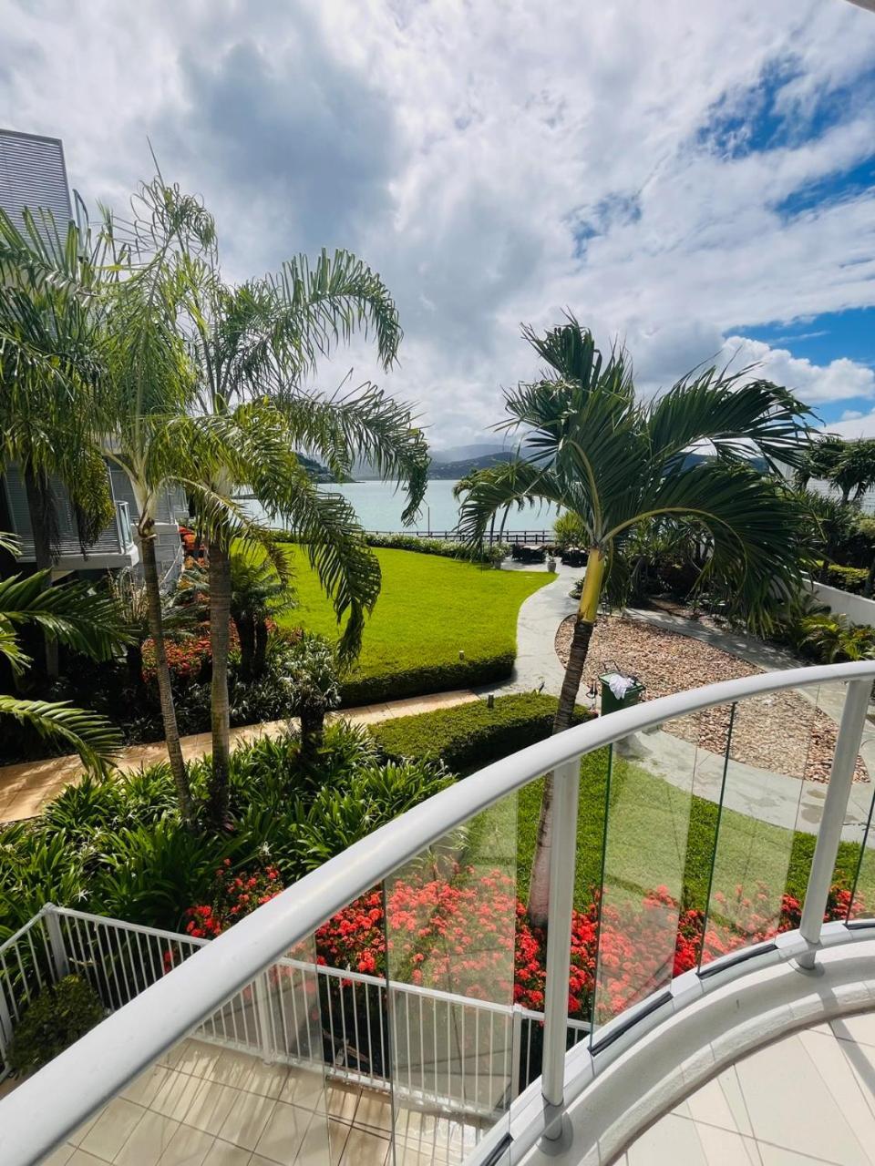 At Marina Shores Airlie Beach Extérieur photo View of the beach from the hotel