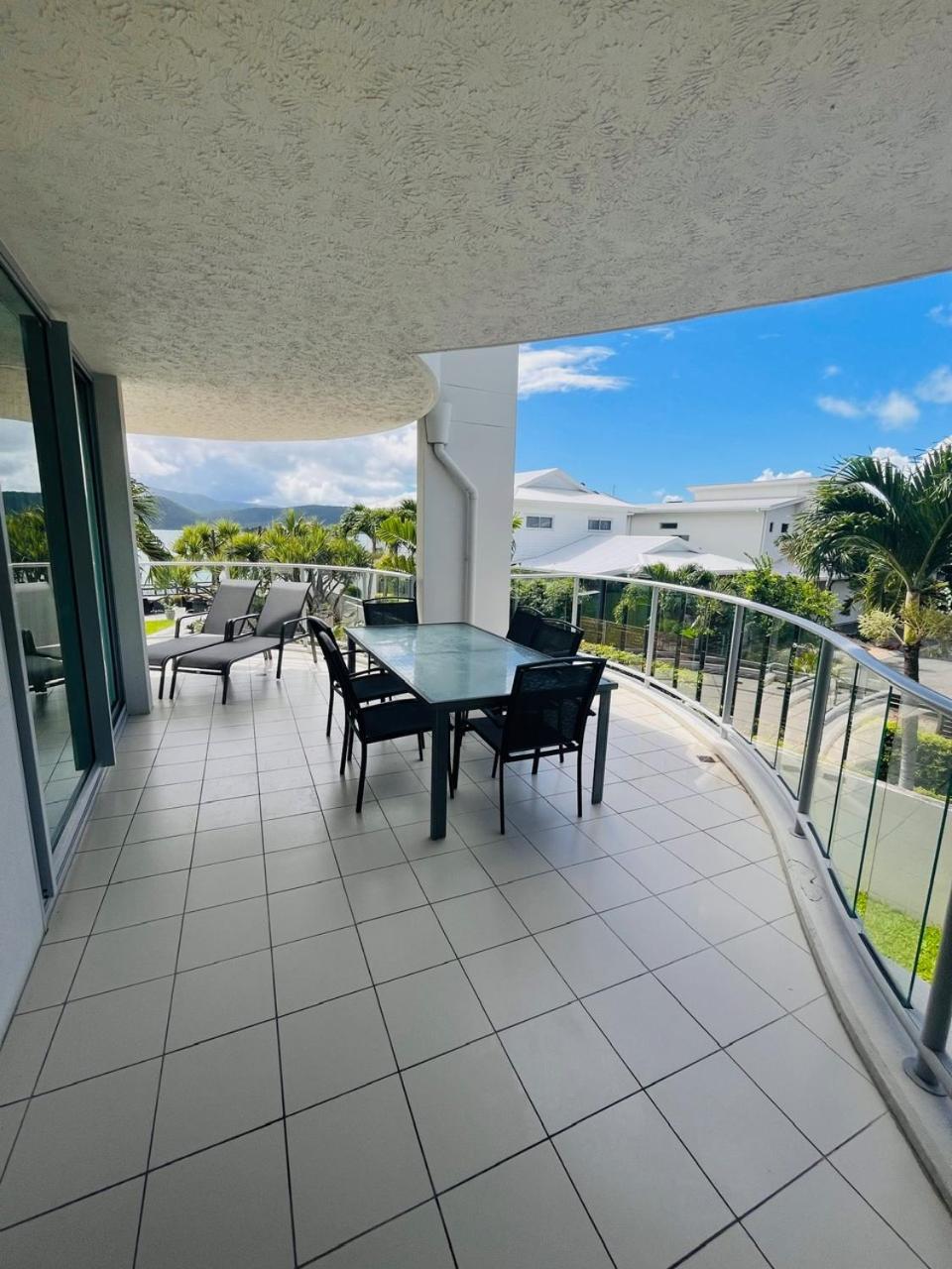 At Marina Shores Airlie Beach Extérieur photo A balcony in a residential apartment