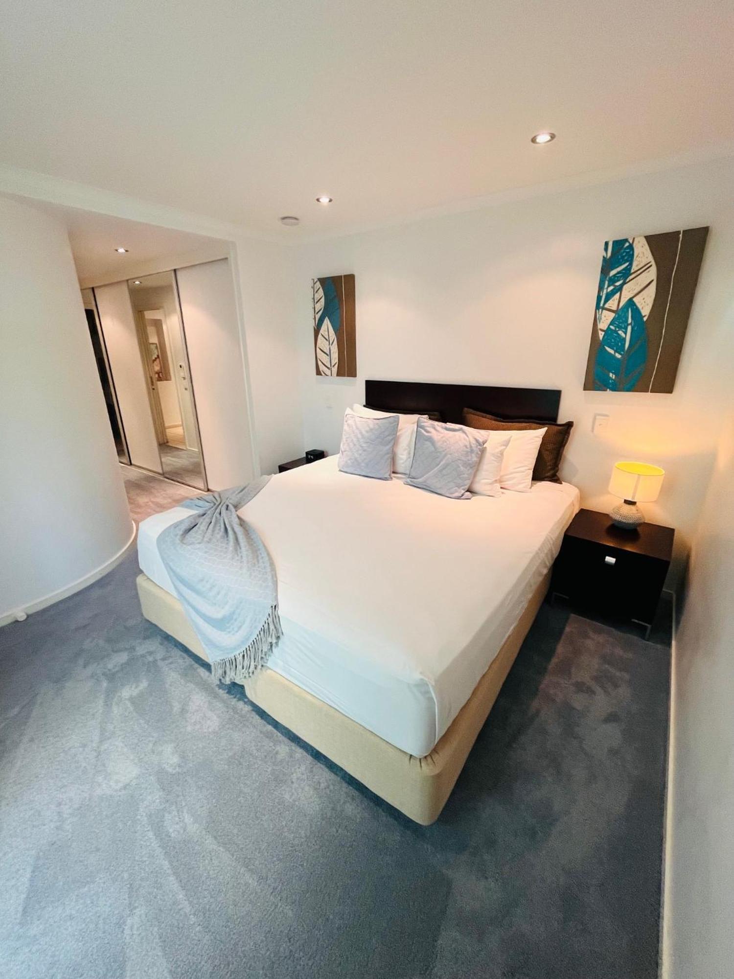 At Marina Shores Airlie Beach Extérieur photo A bedroom at the hotel