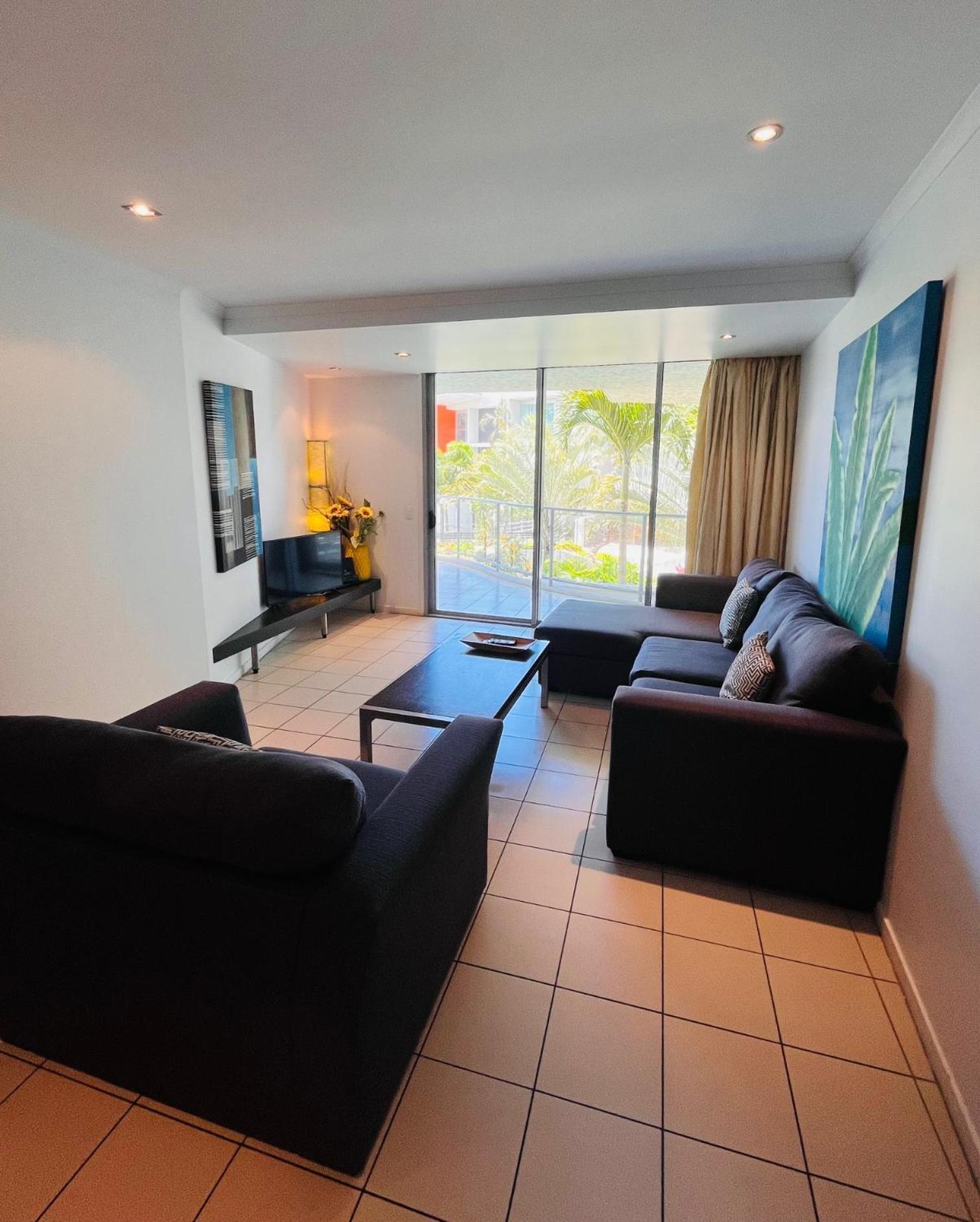 At Marina Shores Airlie Beach Extérieur photo Living room