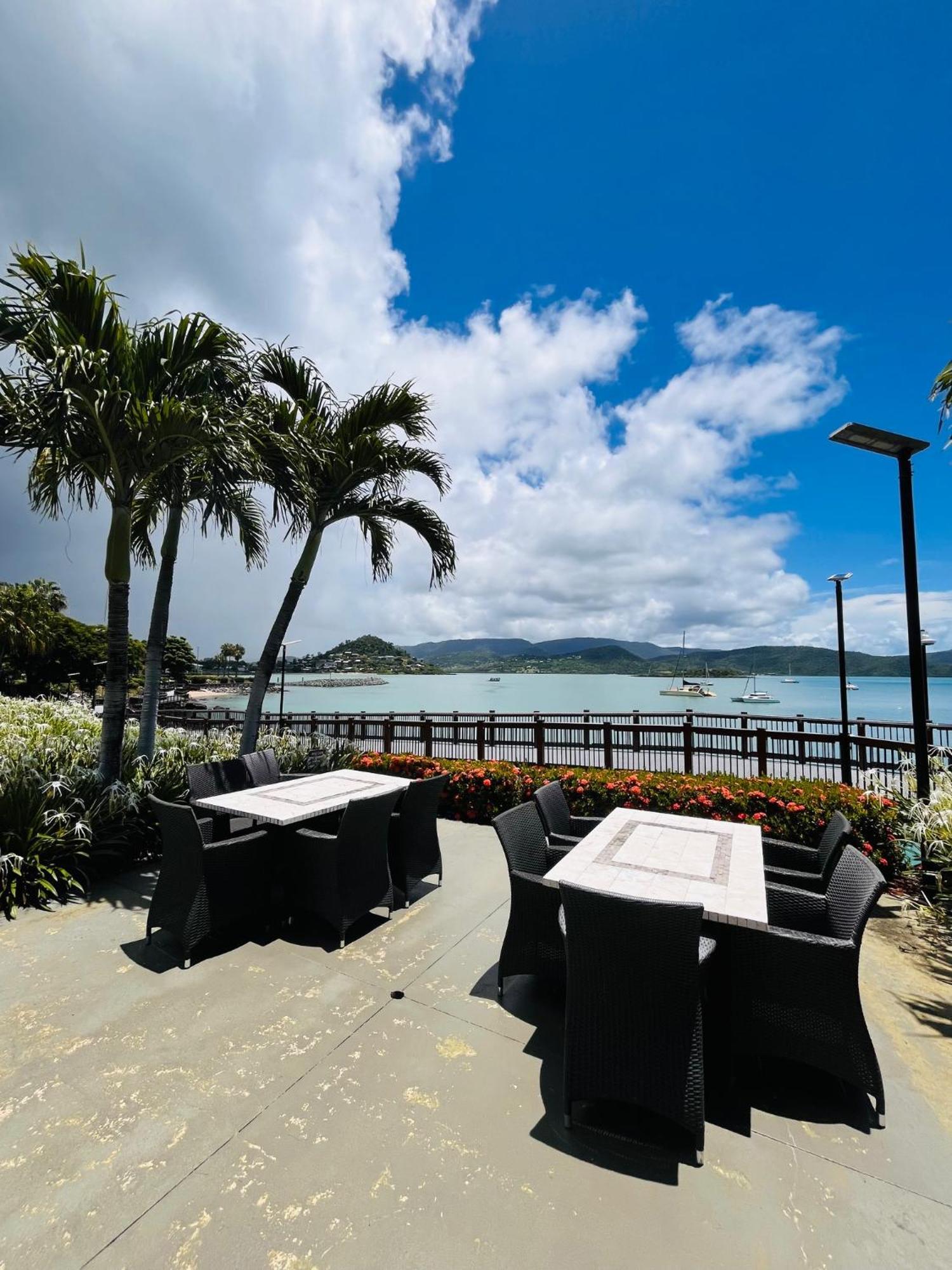 At Marina Shores Airlie Beach Extérieur photo View of the bay from the resort