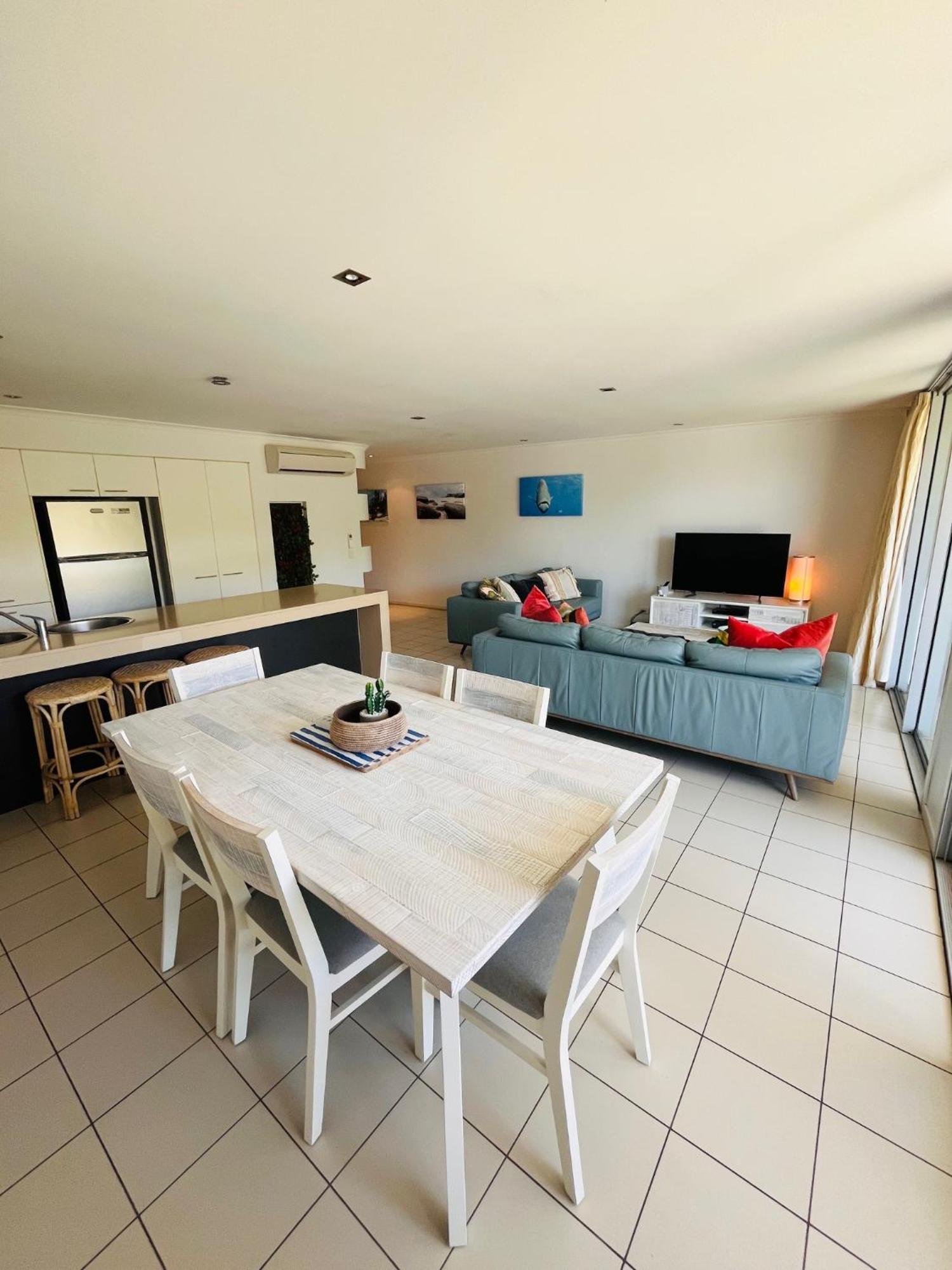 At Marina Shores Airlie Beach Extérieur photo A typical apartment at the resort