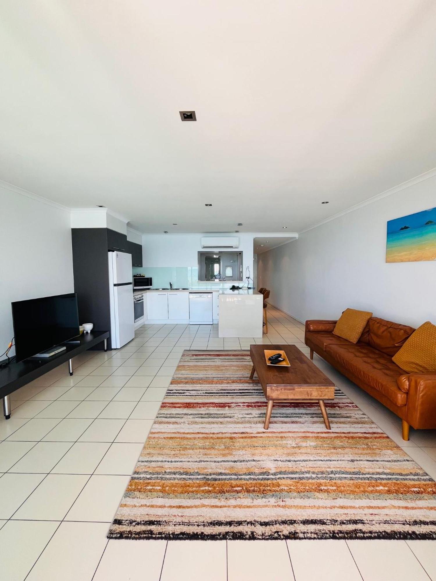 At Marina Shores Airlie Beach Extérieur photo A typical apartment interior