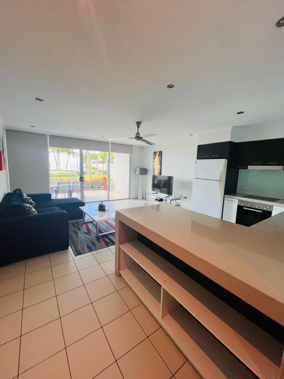 At Marina Shores Airlie Beach Extérieur photo A typical apartment interior