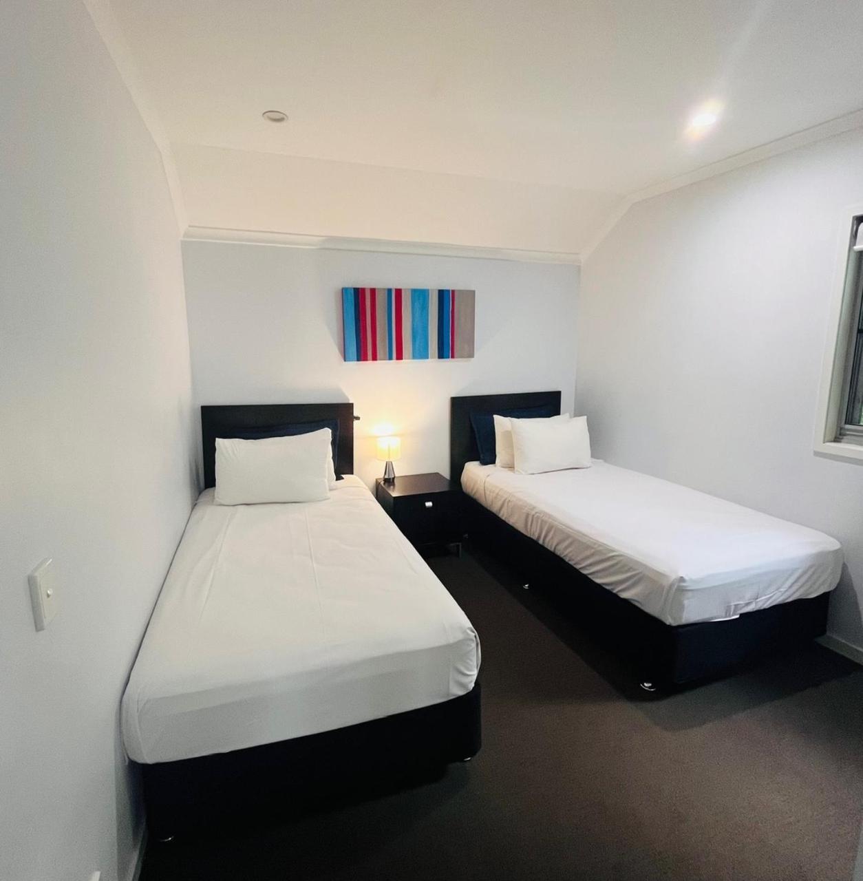 At Marina Shores Airlie Beach Extérieur photo A bedroom at the hotel