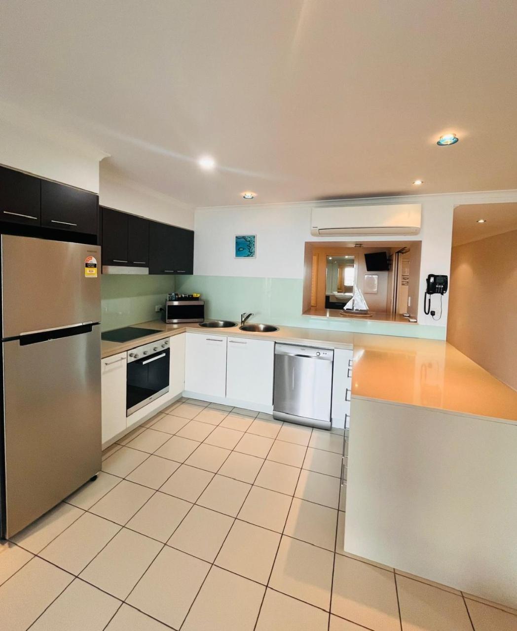 At Marina Shores Airlie Beach Extérieur photo A modern Australian kitchen