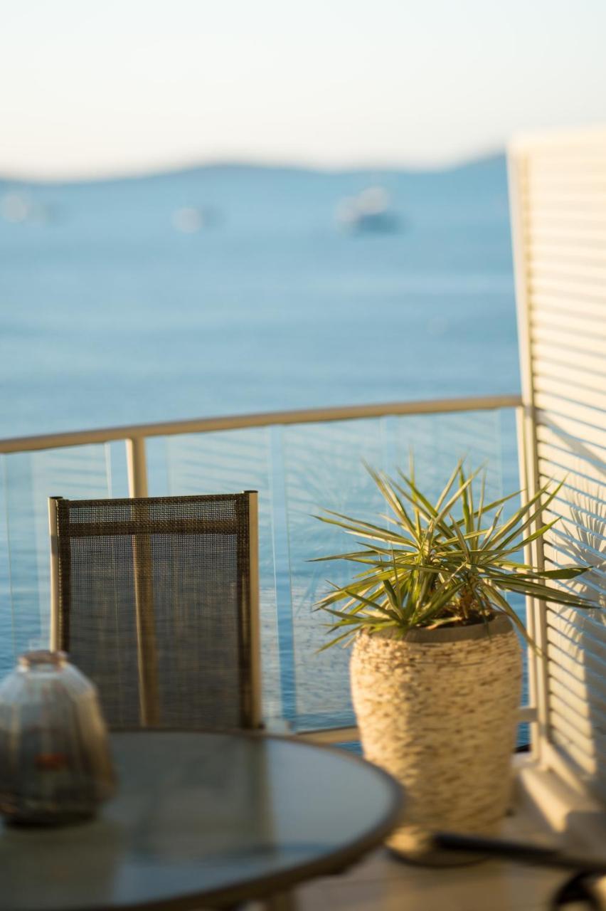 At Marina Shores Airlie Beach Extérieur photo A balcony in a house