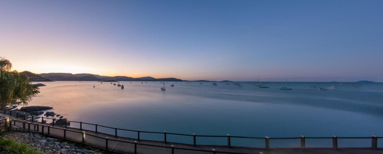 At Marina Shores Airlie Beach Extérieur photo View of the bay from the promenade