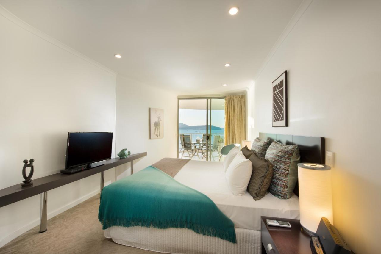At Marina Shores Airlie Beach Extérieur photo A bedroom at the Mantra on Saltwater Island